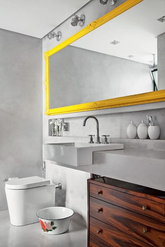 Espelho horizontal para acompanhar a altura do banheiro